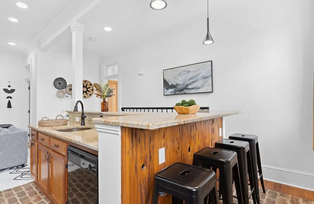 Mid-City 2Br W Workspace & Tv-1