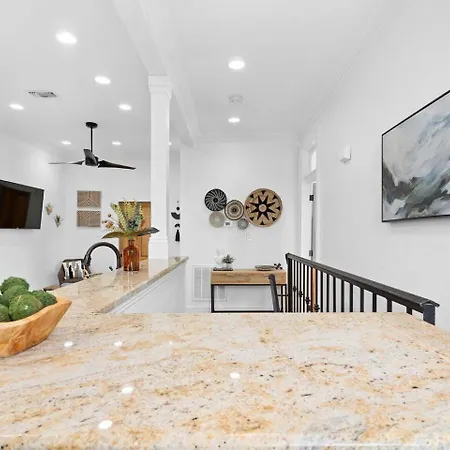 Mid-City 2Br W Workspace & Tv-3